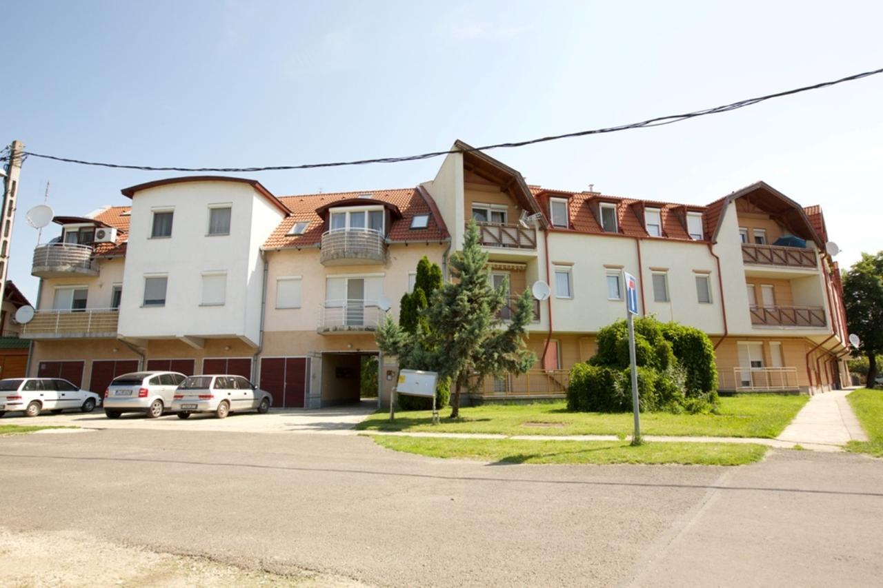 Zoli Apartmanok-Adri Koelcsey 32 Hajduszoboszlo Bagian luar foto