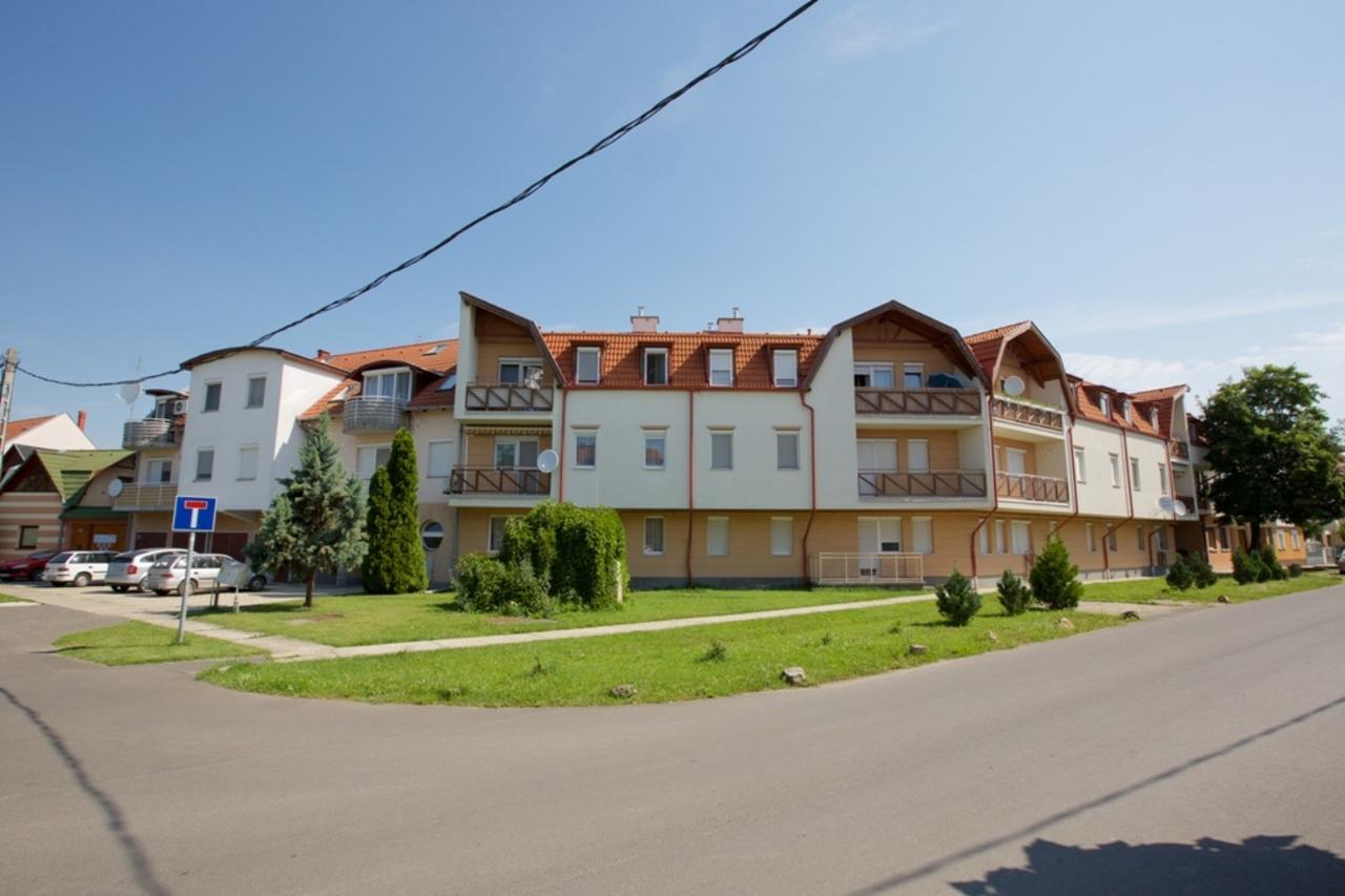 Zoli Apartmanok-Adri Koelcsey 32 Hajduszoboszlo Bagian luar foto